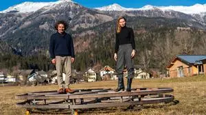 „Bühne der Macht“ heißt das Kunstprojekt in Sankt Daniel im Gailtal von Matthias Mamedof und Cornelia Rainer