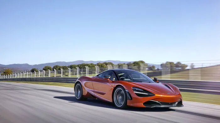 Der neue Supersportler von McLaren heißt 720S, hat folgerichtig einen stark überarbeiteten 4-Liter-V8 mit Doppelturbo verpasst bekommen. Der liefert, wie der Name schon sagt, 720 PS und ein maximales Drehmoment von 770 Newtonmetern.