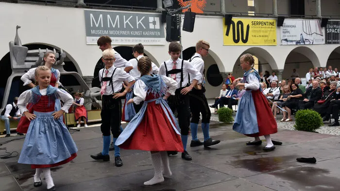 Im Vorjahr gab es wegen Covid19 das erste Mal seit drei  Jahrzehnten ein Jahr ohne internationalem Friedensfestival in Klagenfurt. Am Freitagabend tanzten aber wieder Volkstanzgruppen bei dem volkstümlichen Fest auf. Im Burghof ging das 32. Friedensfestival ab 19 Uhr in abgespeckter Form mit 130 Teilnehmern über die Bühne. Heuer wurde nicht wie in den Jahren davor am Vormittag am Alten Platz aufgetanzt. "Nach 15 Monaten Pause freuen wir uns, dass eine Veranstaltung stattfinden kann. Wir sind die erste Volkstanzgruppe die heuer ein Festival organisiert hat", sagte Organisator Helmut Palko von der Kindervolkstanzgruppe Klagenfurt. 