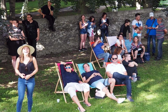 Der Start war ein Poetry Slam im Kleinmayer Garten beim Europahaus.