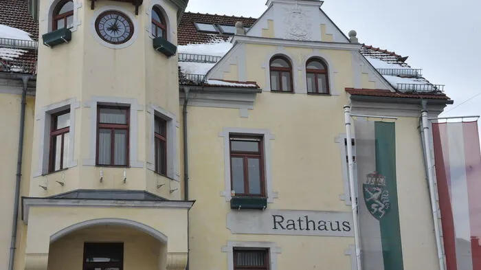Das Büro der Bürgermeisterin im Erker unter der Uhr auf der Ostseite