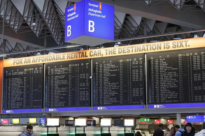 Impressionen Frankfurt Flughafen 01.02.2024 Streik des Sicherheitspersonals auch auf dem Flughafen Frankfurt Rhein Main für bessere Arbeitsbedingungen Lohnerhöhung für die Liftsicherheitskräfte nach Aufruf der Vereinigten Dienstleistungsgewerkschaft VERDI welcher die Abflüge trifft Frankfurt Main Hessen Deutschland *** Impressions Frankfurt Airport 01 02 2024 Security staff strike for better working conditions also at Frankfurt Rhine-Main Airport Wage increase for lift security staff following call by the United Services Union VERDI which hits departures Frankfurt Main Hesse Germany