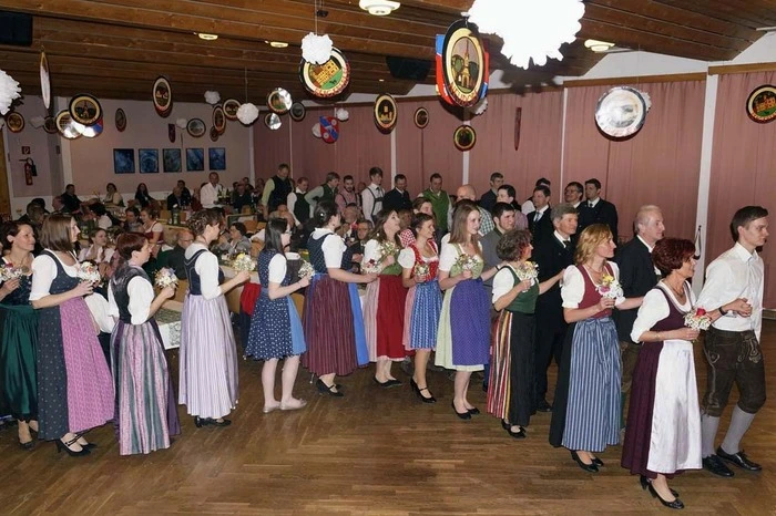 Zu den Klängen der Familienmusik Potzmann zogen Paare der Landjugendgruppe Ilz mit Gästen ein...