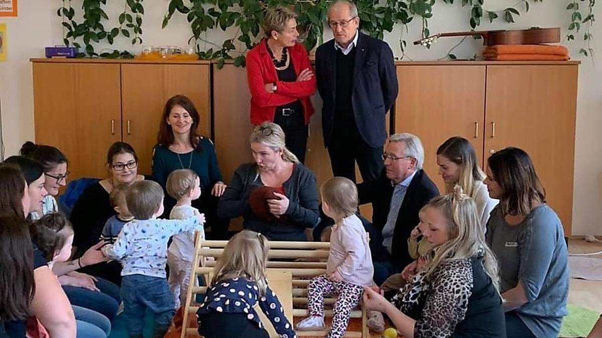 Wolfgang Stocker und Walter Kohlmaier zu Besuch bei der Eltern-Kind-Gruppe vitamin R