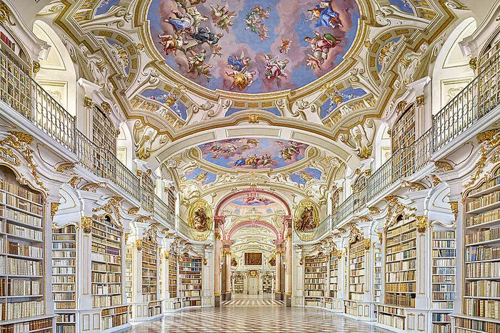 Der spätbarocke Saal mit Kuppelfresko wurde im Jahr 1776 fertiggestellt. Abt Matthäus Offner (Regierungszeit 1751 bis 1779) hat ihn in Auftrag gegeben.