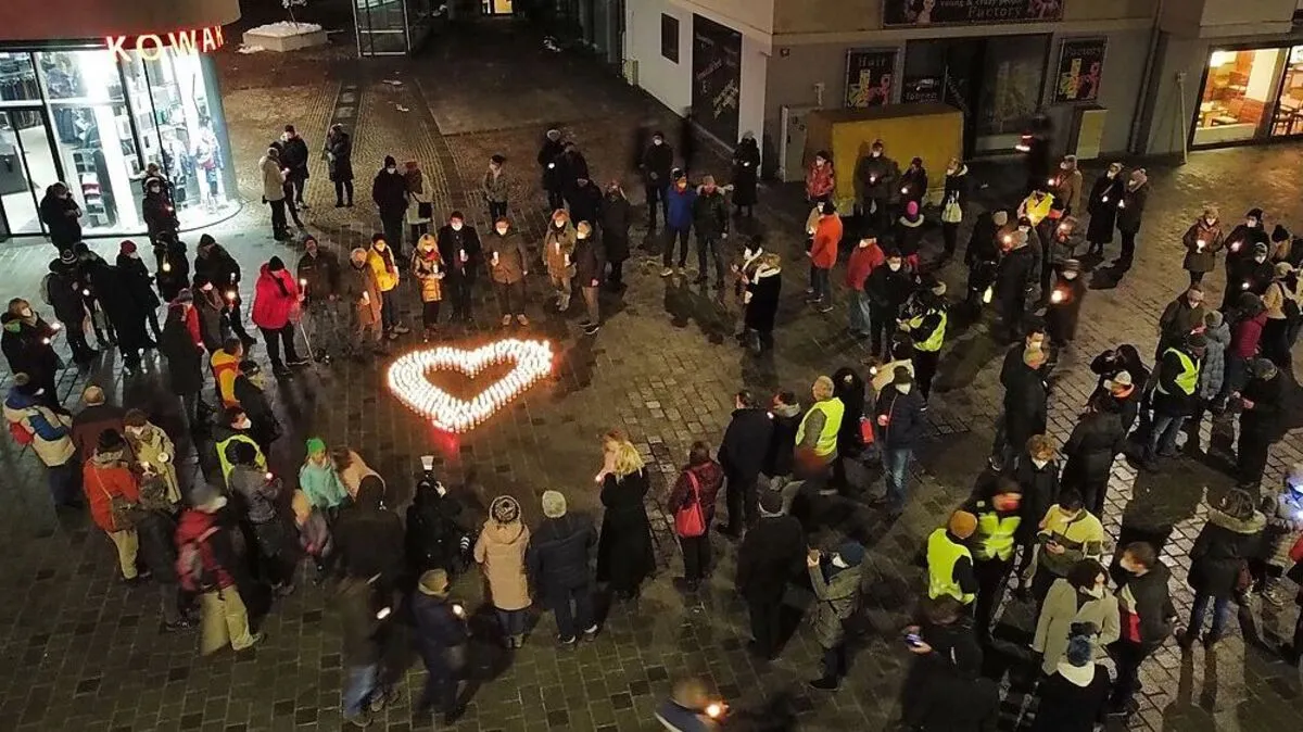 Zahlreiche Menschen solidarisierten sich mit Kerze mit den Menschen aus dem Gesundheitssystem, Schulsystem und mehr