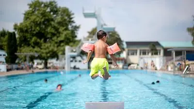 ABD0102_20180806 - WIEN - STERREICH: ++ THEMENBILD ++ Illustration zur Hitzewelle in sterreich: Ein Kind spring am Montag, 06. August 2018, vom Beckenrand des Laaerbergbades in Wien ins Wasser. - FOTO: APA/GEORG HOCHMUTH