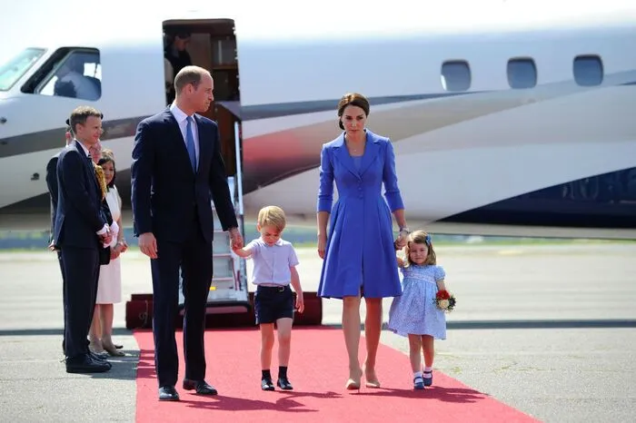Klicken Sie sich durch den süßen Auftritt der kleinen Royals!