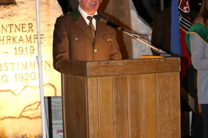 KAB-Ortsobmann Gerhard Herbst (Foto) konnte nach dem Fackelzug durch die Innenstadt beim Volksabstimmungs-Denkmal zahlreiche Gäste begrüßen.