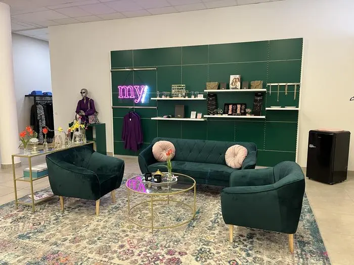 In dem Laden befindet sich auch eine Sitzlounge