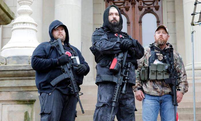 Bärte und Schnellfeuergewehre: Mitglieder einer Miliz haben sich vor dem Kapitol der Hauptstadt Michigans, Lansing, aufgepflanzt