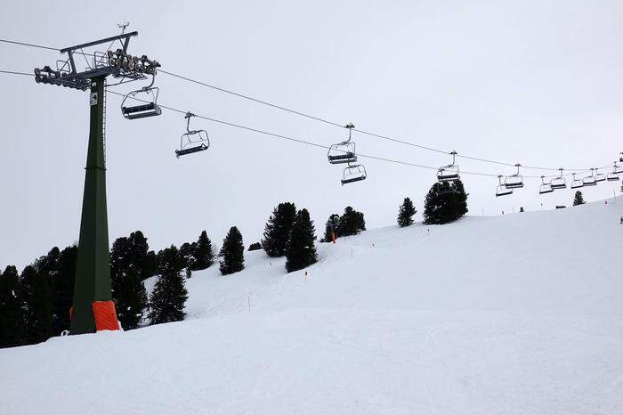 Der Sessellift im Skigebiet im Tiroler Zillertal