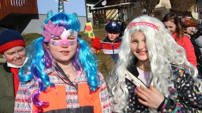 Lustig und bunt verkleidet zogen die über 50 Kinder, „bewaffnet“ mit Rasseln, Tschinellen, Trommeln und Ratschen durch das Dorf