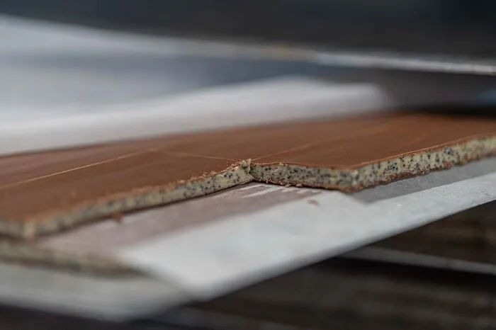 "Die handgeschöpften Schokoladen werden vorher nicht getestet, weil ich will das die Idee lebt. Ich denke darüber nach welche Geschmacksrichtung, dann wird die Rezeptur geschrieben, dann wird die Verpackung gemacht und dann wird es umgesetzt. Das führt dazu, dass manche Sachen genial sind. Aber es gibt auch einen Bauchfleck – das ist das Risiko dabei", schildert Zotter das kreative Prozedere.