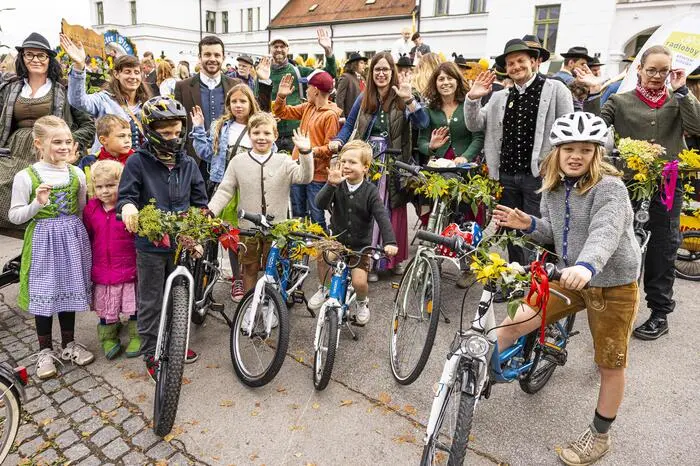 Das Motto der Umzugsteilnehmer: Ob mit dem Traktor, zu Fuß oder auf dem Fahrrad - Hauptsache in Tracht