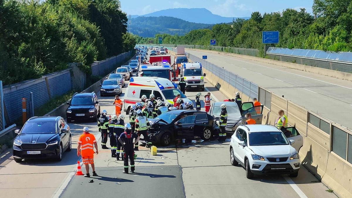 Mehrere Pkw kollidierten am Sonntagnachmittag auf der A2 Südautobahn miteinander