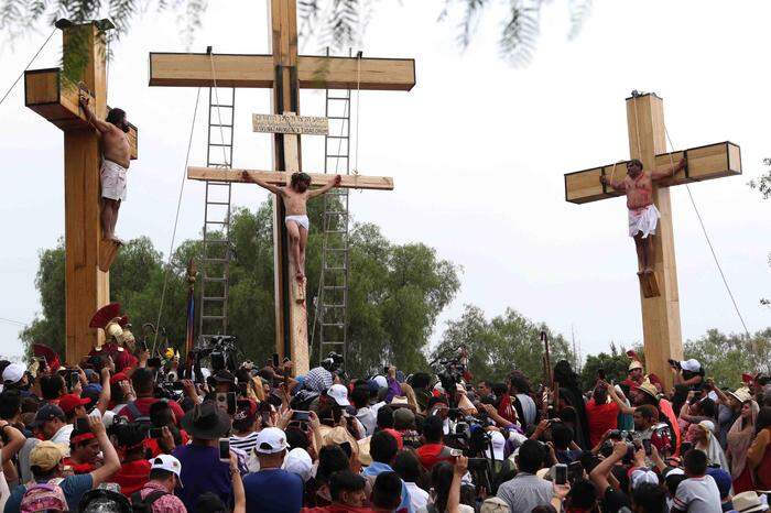 Kreuzigungen werden vor Publikum nachgestellt | Aufführung der Passion Christi in Iztapalapa, einem Bezirk von Mexiko Stadt. 