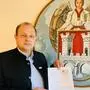 Bürgermeister Klaus Strein (Liste Klaus) mit dem Schreiben vom Land Steiermark