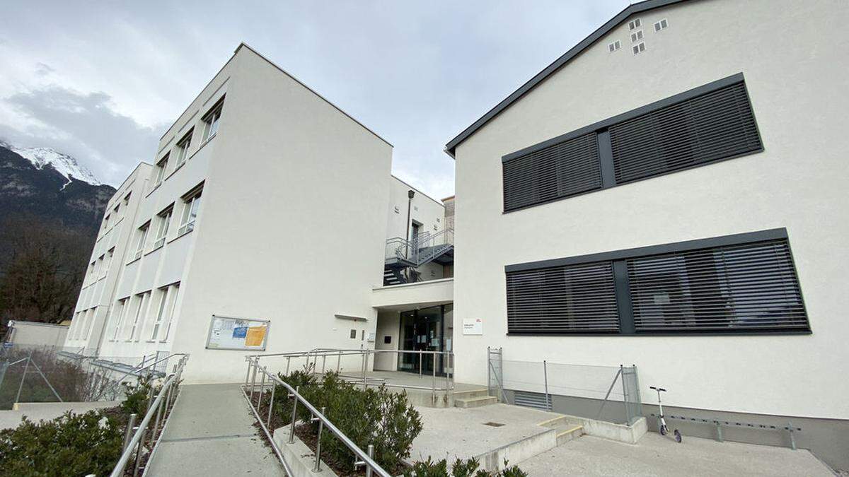 Weil 150 der 250 Kinder der Volksschule Angergasse in Innsbruck an Grippe erkrankt sind, ist die Schule am geschlossen worden
