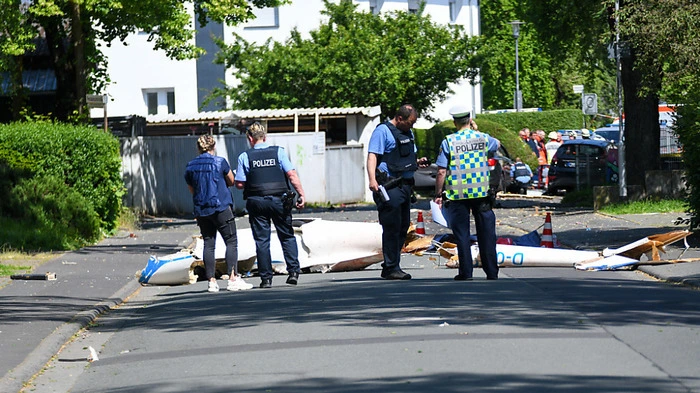 In der Straße seien häufig Menschen unterwegs und Kinder spielten hier, sagt ein Nachbar. Er sprach von "einem großen Glück", dass nicht noch mehr passiert sei