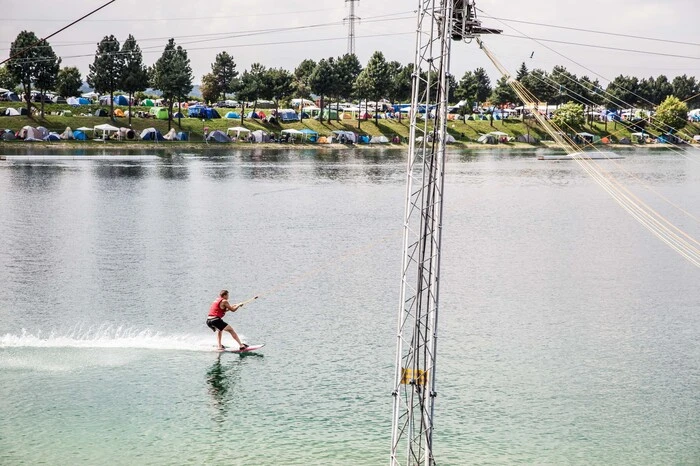 Action kommt am Schwarzlsee nicht zu kurz, eine Wakeboard-Anlage sorgt für Adrenalin