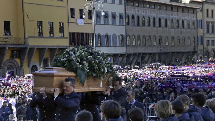 Zur Trauerfeier des Fiorentina-Kapitäns in der Santa-Croce-Basilika kamen am Donnerstag nicht nur die Teamkollegen des 31-Jährigen, der am Sonntag in seinem Hotelzimmer in Udine tot aufgefunden worden war, sondern auch Spieler anderer Clubs.