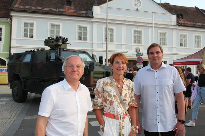 Bürgermeister Josef Ober verwies darauf, dass diese Einkaufsnacht von Personen aus der gesamten Region besucht wird: "Es ist eine Nacht der Begegnung, der Wirtschaft und des Genusses, die zeigt, was Feldbach alles zu bieten hat."