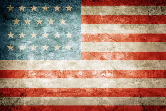  In 50 Sterne und 13 Streifen lässt sich alles Mögliche einwickeln: Seit Jahrzehnten hält die US-Flagge als patriotisches und rebellisches Statement her, Pop-Art-Künstler wie Jasper Johns und Andy Warhol haben sie benutzt, um Fragen zu Identität und Konsumismus aufzuwerfen, als Modeaccessoire ziert sie Gürtelschnallen, Jacken, Bikinis etc. Donald Trump umarmt und küsst sie bei seinen Bühnenauftritten. Jeder nach seiner Fasson.