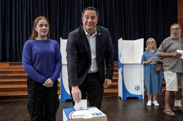 Der Vorsitzende der größten südafrikanischen Oppositionspartei Democratic Alliance (DA) John Steenhuisen gibt seine Stimme im Wahllokal der Northwood School in Durban ab.