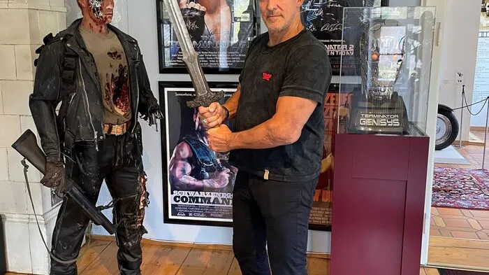 Am Mittwoch hat Ralf Moeller das Museum seines Freundes Arnold Schwarzenegger in Thal besucht, gemeinsam mit dem gemeinsamen Freund Ferdinand Krainer, der Moeller auch mit dem Conan-Schwert fotografierte.
