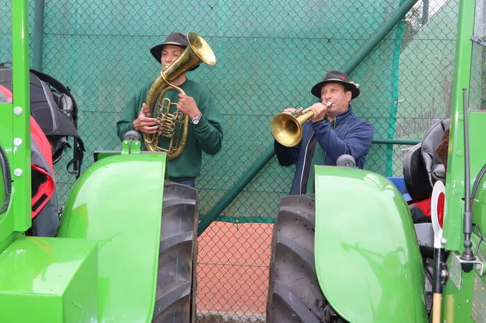 Die zwei Musikanten vom Oldtimerverein 180 St. Georgen am Kreischberg von Links: Herbert Burgstaller und Andreas Seidl spielten nach den Ankunft kurz auf!