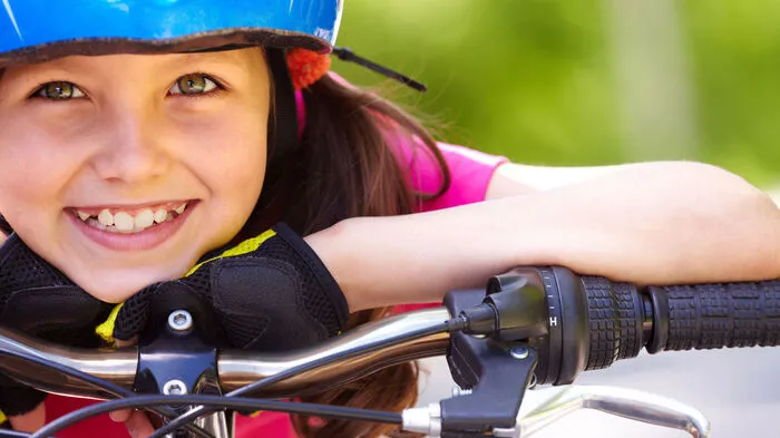 Gibt es eine Helmpflicht? Grundsätzlich gibt es keine (außer für Kinder unter 13 Jahren). Laut OGH gibt es aber eine „Helmobliegenheit für Rennradfahrer“. Ein Rennradfahrer wurde so wegen Nichttragens eines Helms beim Schmerzensgeld mit einem 25-prozentigen Mitverschulden belastet. Die ganze Geschichte lesen Sie hier. 