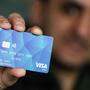 Ein Mann hält eine Bankomatkarte in der Hand | Mit der Karte sollen Asylwerber bezahlen und kleine Beträge abheben können