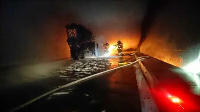 Seit Freitagmittag ist der Gleinalmtunnel nach einem Lkw-Brand im Tunnel gesperrt ...