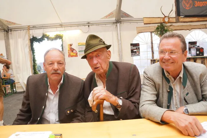 Paul Monsberger (mitte) ließ es sich mit seinem 100 Jahren nicht nehmen, bei der Feier dabei zu sein.