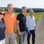 Anrainer rund um Konrad Brunnader (rechts) dort, wo die „Südspange“ zur B64 verlaufen würde