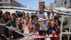 News Bilder des Tages Palestinian Children Queue for Food Amid Ongoing Humanitarian Crisis in Gaza City Palestinian children wait with others for food at a distribution point in Gaza City, on June 3, 2025. Israel faces growing condemnation over the humanitarian crisis in the war-ravaged Gaza Strip, where the United Nations warns the entire population faces the risk of famine after no aid is allowed to enter for more than two months. Gaza Palestine PUBLICATIONxNOTxINxFRA Copyright: xMajdixFathix originalFilename: fathi-notitle250603_npzqj.jpg