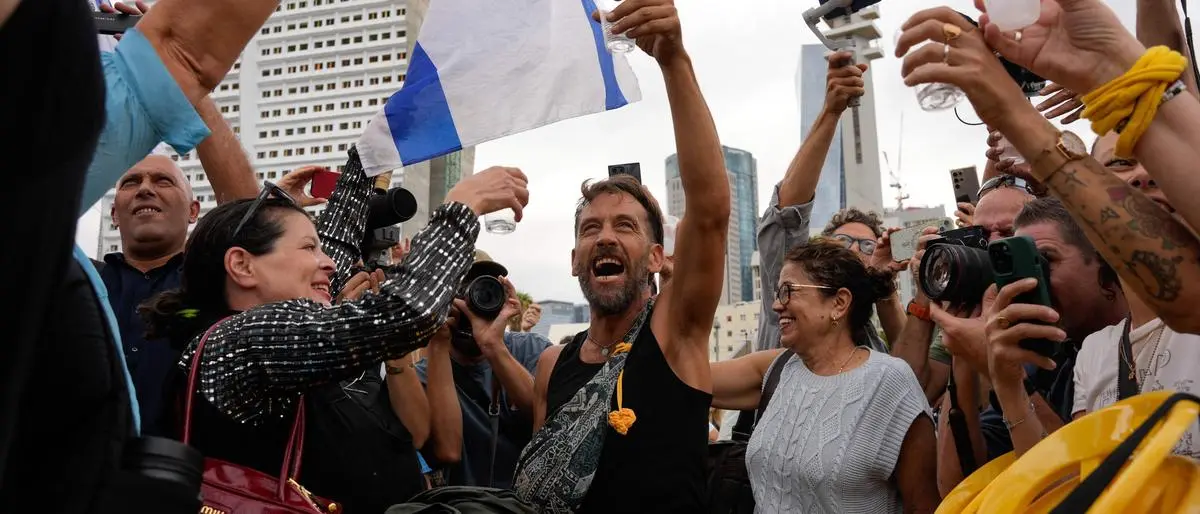 TOPSHOT - People celebrate at Hostage Square in Tel Aviv on October 9, 2025, following news of a new Gaza ceasefire deal. Israel and Hamas on October 9 agreed a Gaza ceasefire deal to free the remaining living hostages, in a major step towards ending a war that has killed tens of thousands of people and unleashed a humanitarian catastrophe. (Photo by MAYA LEVIN / AFP)