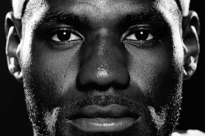 „Lebron – die große Biografie“: LeBron James ist nicht nur der unbestrittene Superstar der NBA, sondern auch erfolgreicher Unternehmer und Werbeikone. Er ist bekannt für sein politisches Engagement gegen Rassismus und soziale Ungerechtigkeit, ist eng mit Barack Obama befreundet und hat sich mehrfach öffentlich mit Donald Trump angelegt. In den sozialen Medien folgen ihm 160 Millionen Menschen. James wuchs arm und vaterlos in einer Sozialbausiedlung auf. Seine Mutter, die erst 16 war, als sie ihn zur Welt brachte, verschwand mehrmals für mehrere Tage. Erst in der Highschool begann er, organisiert Basketball zu spielen. Im College gelang der Durchbruch, heute gilt er als der beste Spieler der Welt. „Lebron“, 562 Seiten, 29,95 Euro