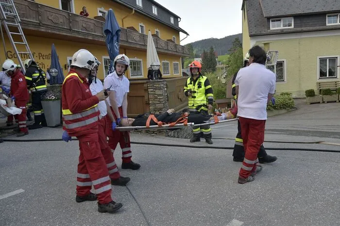 Gemeinsam mit den Feuerwehren von St. Jakob/Walde und Waldbach waren die Bergrettung, Ortsstelle Waldbach, Polizei Vorau und 14 Mitglieder der Rettungseinsatzstelle Vorau mit vier Notärztinnen im Einsatz