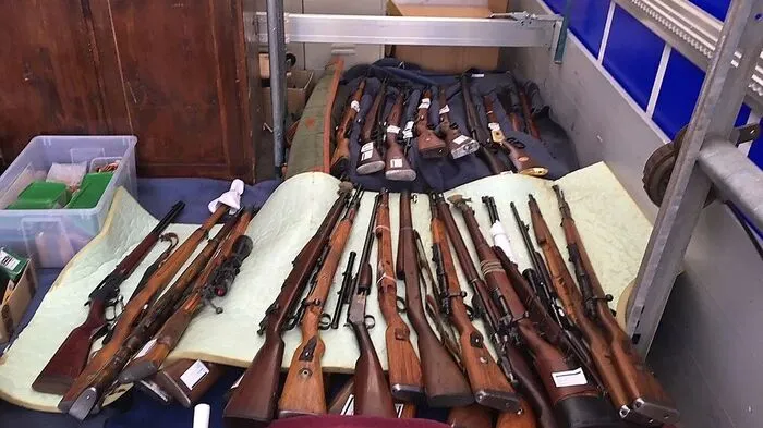 Gesucht hat die Polizei illegale Waffen, gefunden hat sich auch Nazi-Progandamaterial