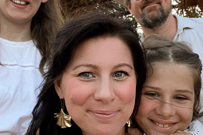 ... mit ihrer Familie - ihrem Mann Thomas und den beiden Töchtern Emma (13) und Frieda (9) im oberösterreichischen Leonding.