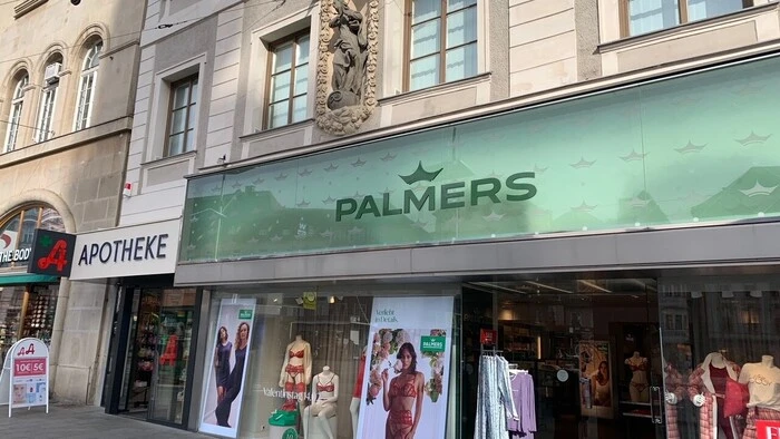 Der Palmers auf dem Hauptplatz wandert ins Spitzhaus, dann sind in der Herrengasse insgesamt sechs Unterwäschegeschäfte auf engstem Raum ... klicken Sie sich durch die Dessous-Laden-Parade.