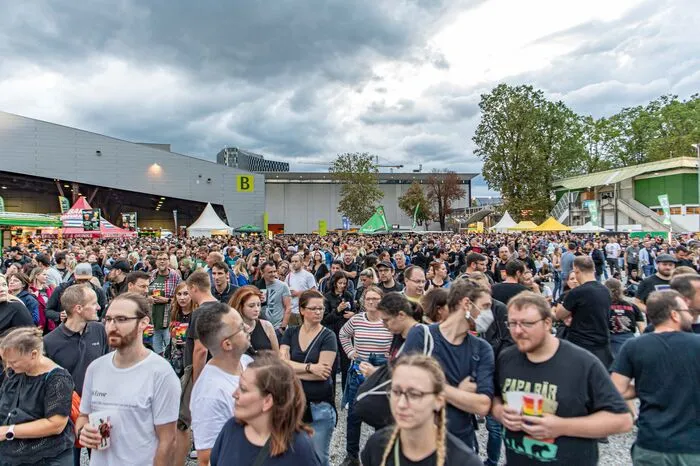 Wie das Konzert war, lesen Sie in der Nachtkritik hier.