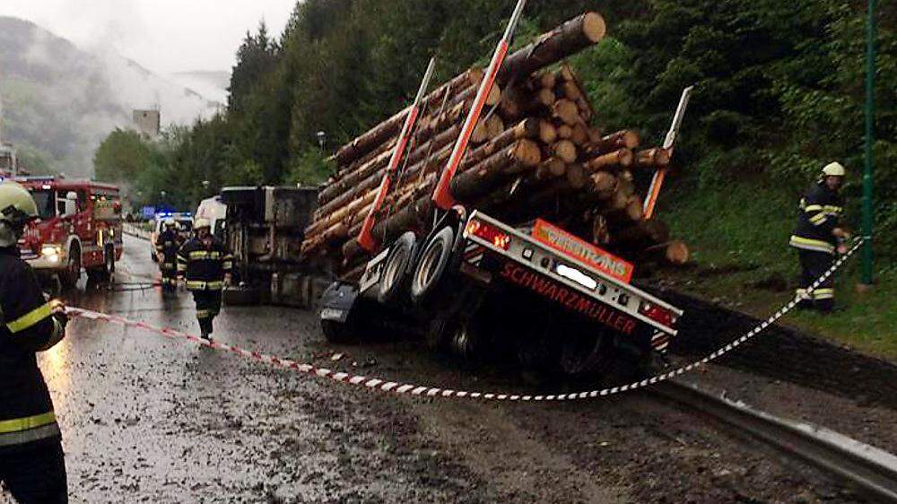 Ein schwerer Verkehrsunfall mit einem Holztransporter ereignete sich in Frantschach-St. Gertraud