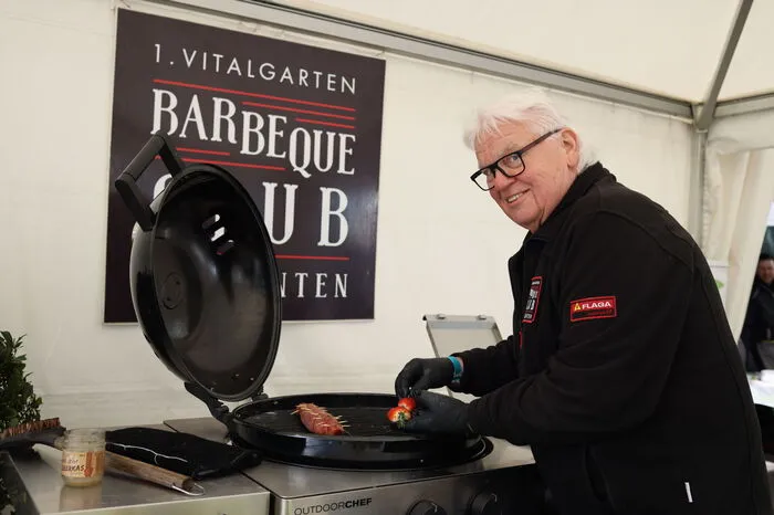 Horst Binder sorgt für kulinarischen Köstlichkeiten vom Grill.