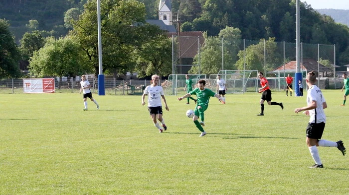 War das eine Fußballparty! 1:0-Heimsieg der Kampfmannschaft über den SC Landskron und 50-Jahr-Jubiläum des Sportvereines (SV) Hirter Kraig.