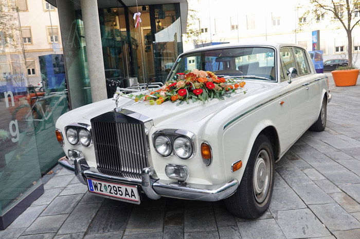 Am Vorplatz des Kunsthauses ladet ein festlich geschmückter weißer Rolls-Royce zum Messebesuch ein.