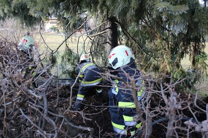 Die Feuerwehren löschten verbleibende Glutnester.