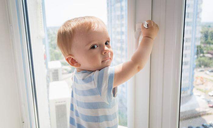 Bringen Sie bei Fenstern und Terrassentüren unbedingt Kindersicherungen an